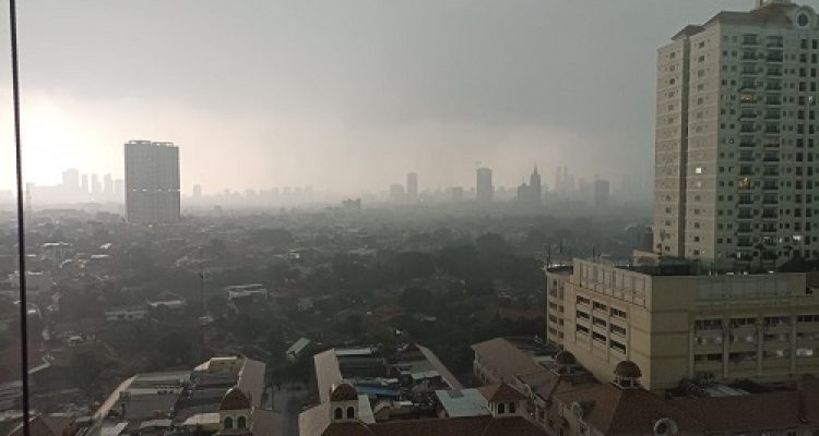 Cuaca Kamis di Jakarta: Berawan Menyelimuti, Suasana Kota Lebih Teduh