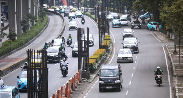 Sejumlah kendaraan melintasi tiang bekas proyek monorel di Jalan HR Rasuna Said