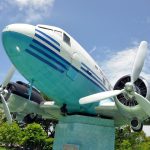 Dengan_bantuan_para_saudagar_Aceh_Pemerintah_RI_membeli_pesawat_DC-3_yang_dikenal_dengan_Seulawah_RI-001-1