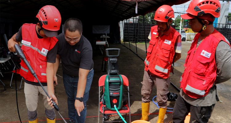 Pembersihan Lumpur Jadi Fokus Pemulihan Pascabanjir PMI Didukung Bosch