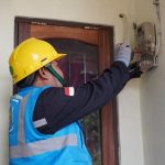 Petugas-PLN-tambah-Daya-Di-Rumah