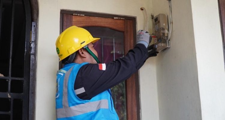 Petugas-PLN-tambah-Daya-Di-Rumah