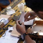 Pemanfaatan sisa HPL TACO menjadi kreasi lampu (1)